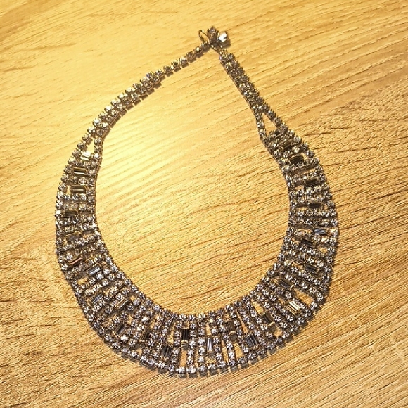 Jewelry - ✨ Vintage-Inspired Silver-Tone Rhinestone Statement Necklace ✨